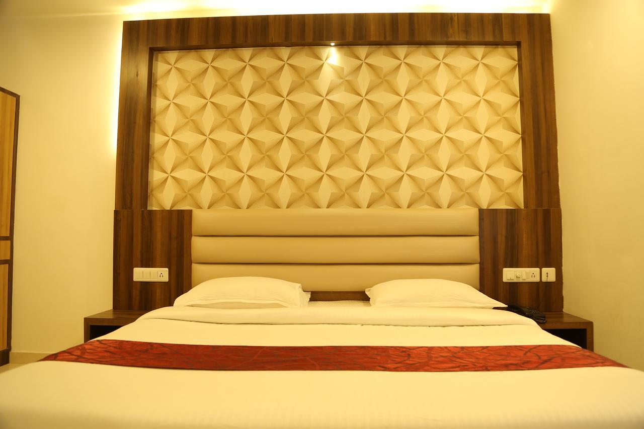 Hotel Shivananda ฮอสเปต ภายนอก รูปภาพ