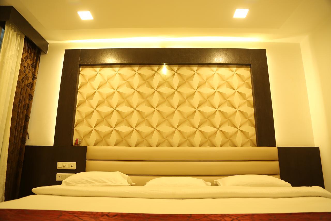 Hotel Shivananda ฮอสเปต ภายนอก รูปภาพ