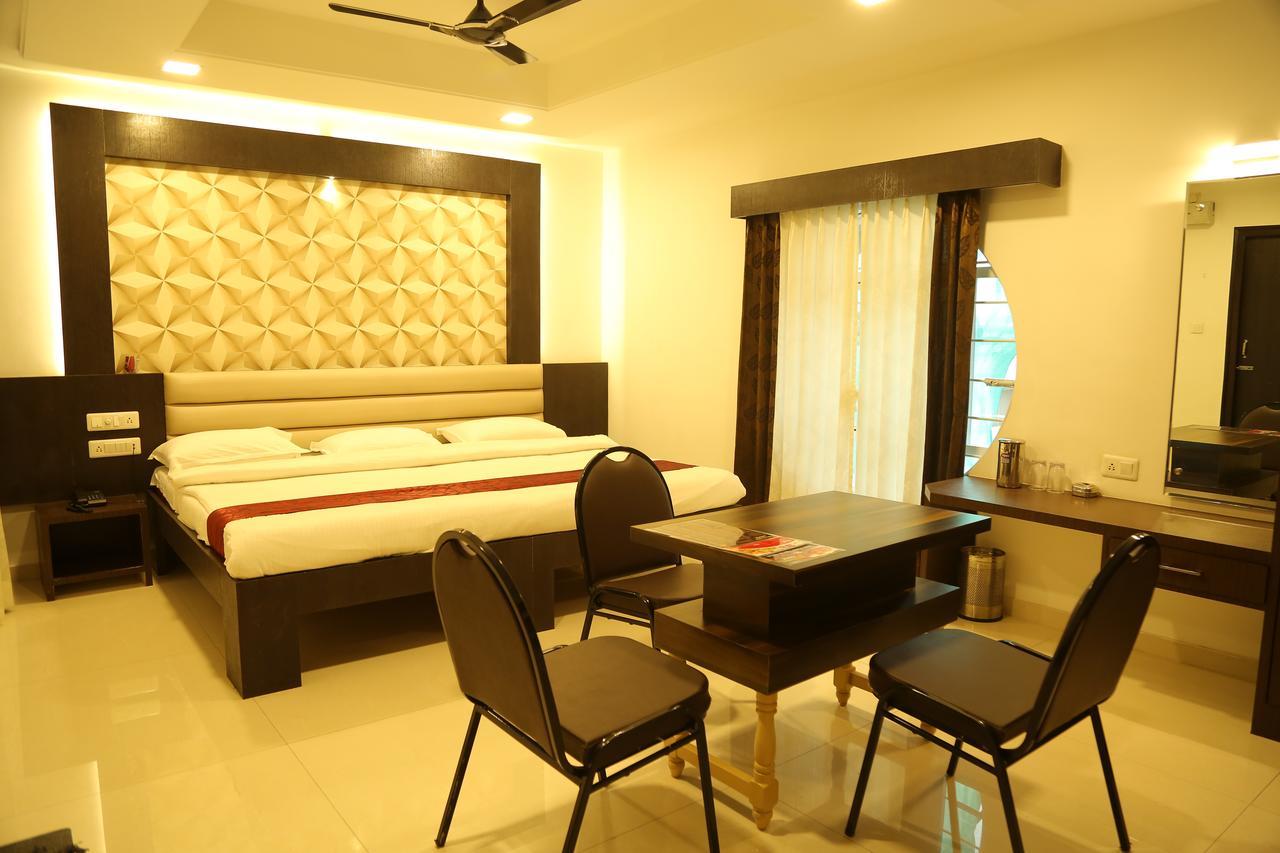 Hotel Shivananda ฮอสเปต ภายนอก รูปภาพ