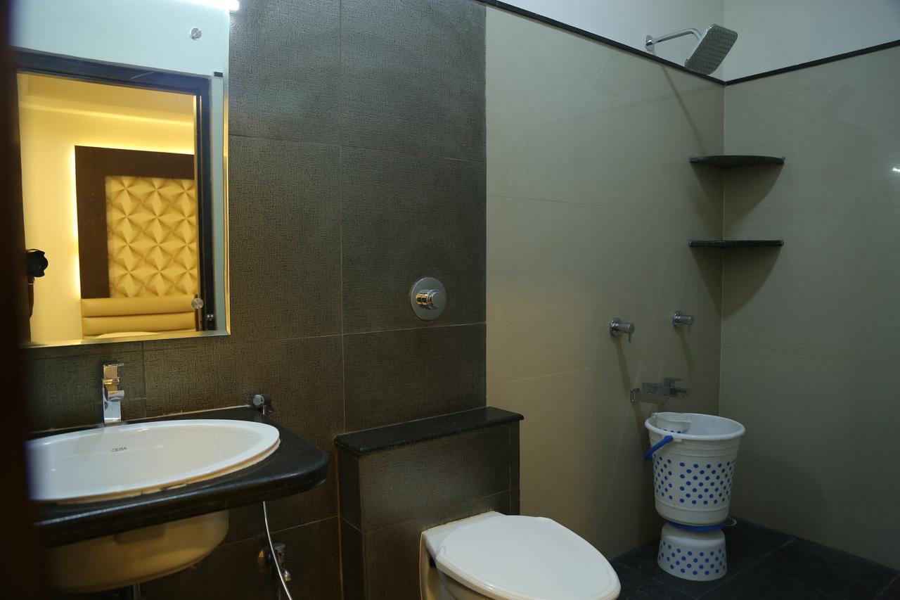 Hotel Shivananda ฮอสเปต ภายนอก รูปภาพ
