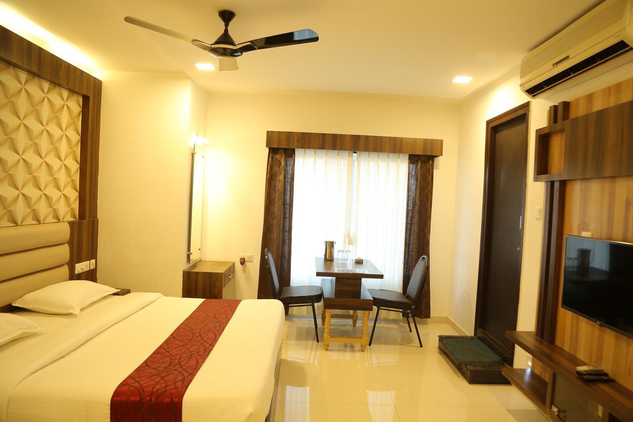 Hotel Shivananda ฮอสเปต ภายนอก รูปภาพ