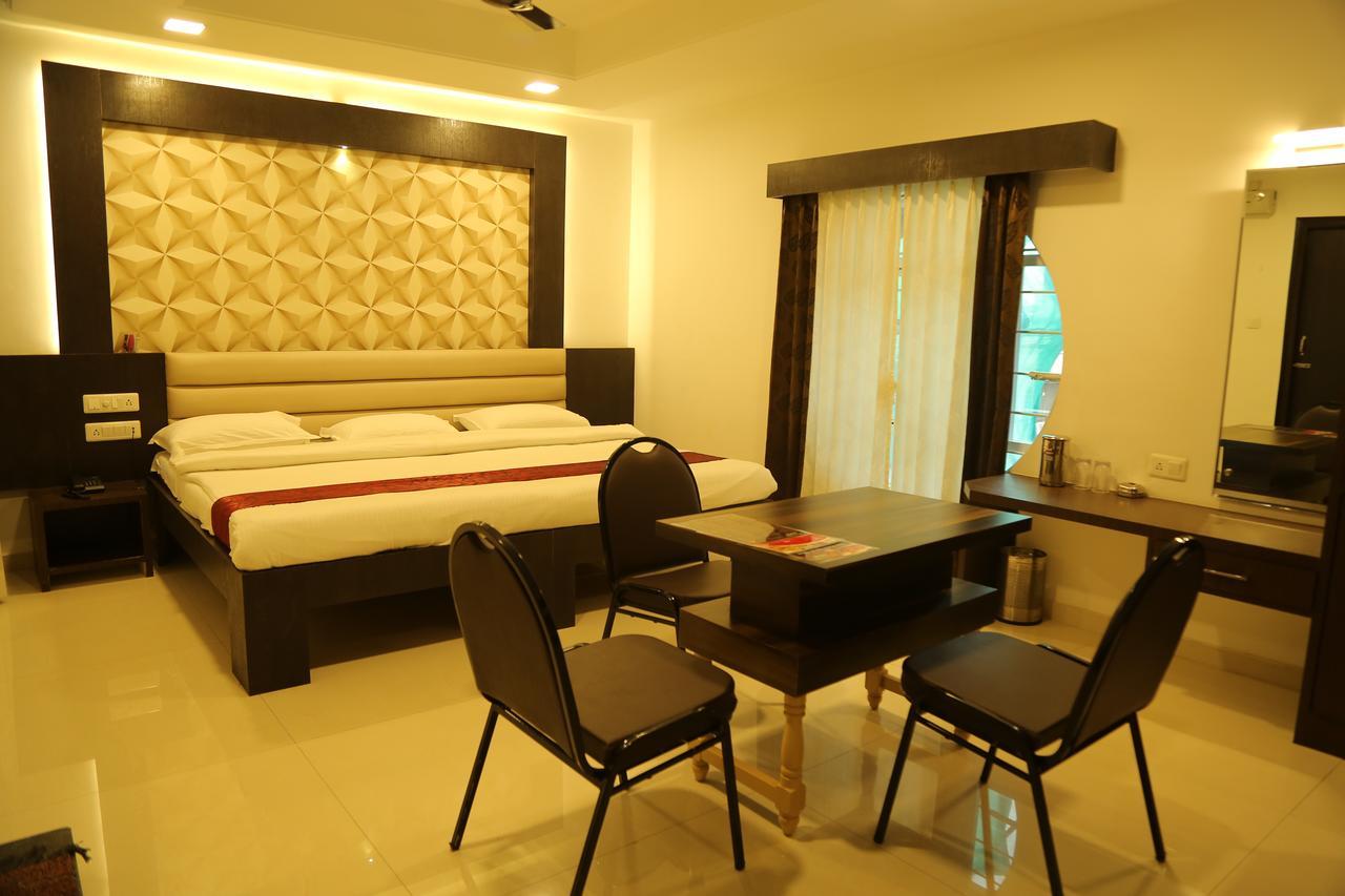 Hotel Shivananda ฮอสเปต ภายนอก รูปภาพ